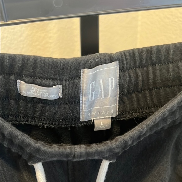 GAP Black Sweatpants with Elastic Waistband and Tapered Ankles - Picture 2 of 3